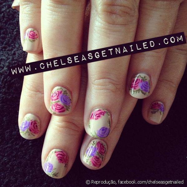 Para as seguidoras mais delicadas, Chelsea King divulga nail arts florais como essa que tem fundo nude para destacar as flores coloridas